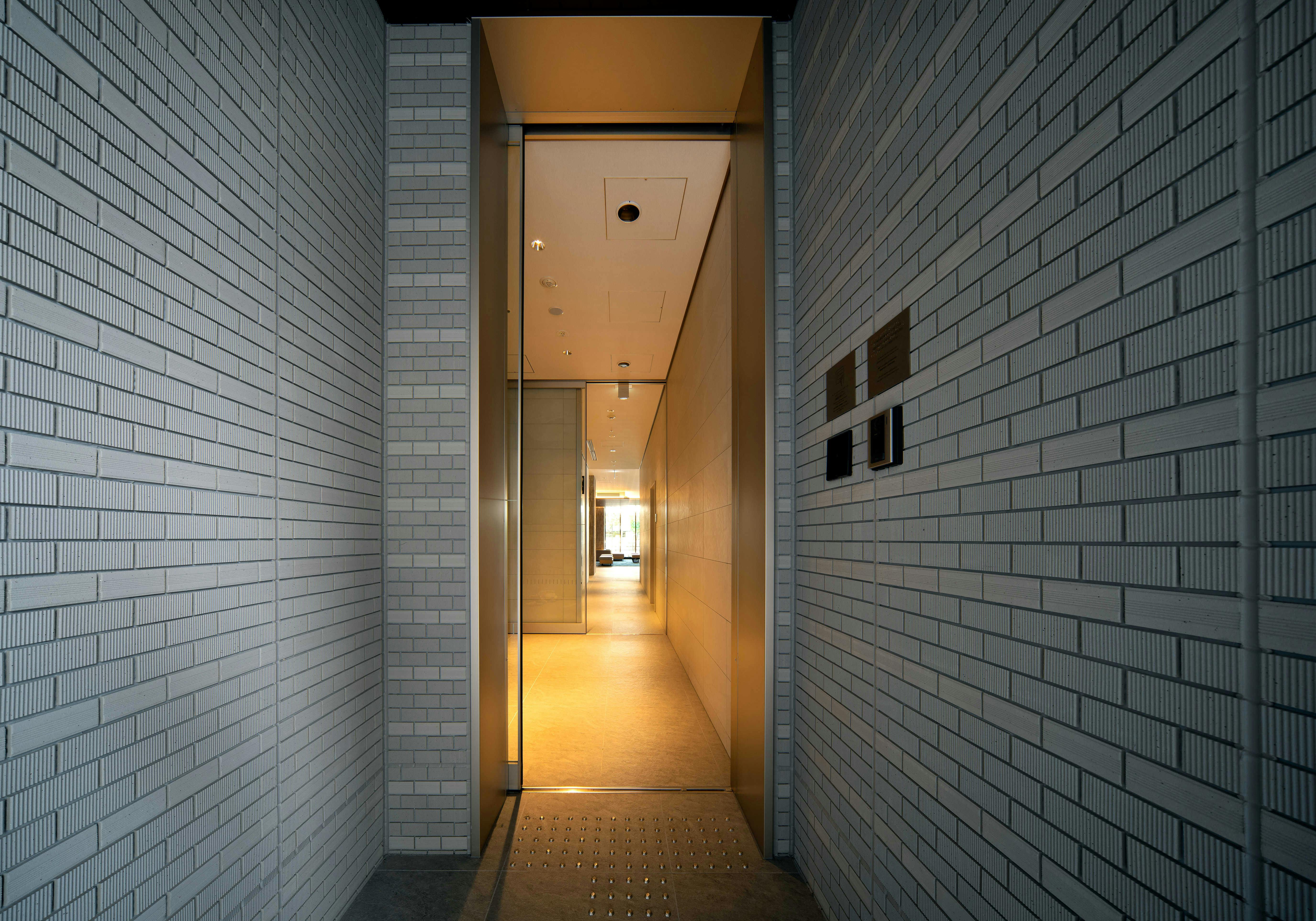 駐車場側入り口