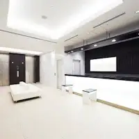1Fロビーは白を基調としたモノトーン調♪