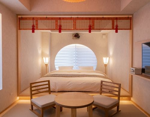 白を基調に和風の調度で整えられたお部屋