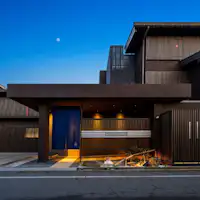 格子を全面にあしらったホテル外観