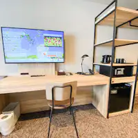 書桌周圍的圖像