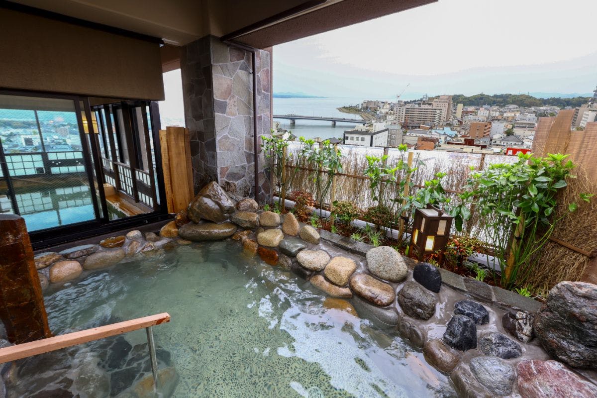Men's Open-Air Bath (Water Temperature: 42°C–43°C)