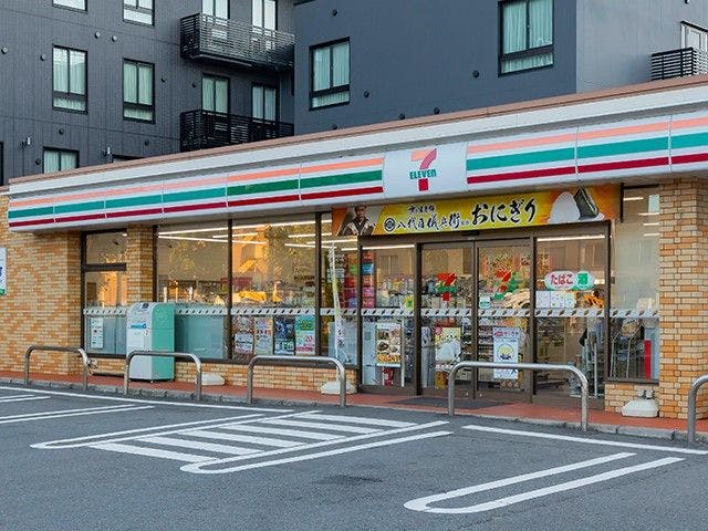 Bersebelahan dengan 7-Eleven