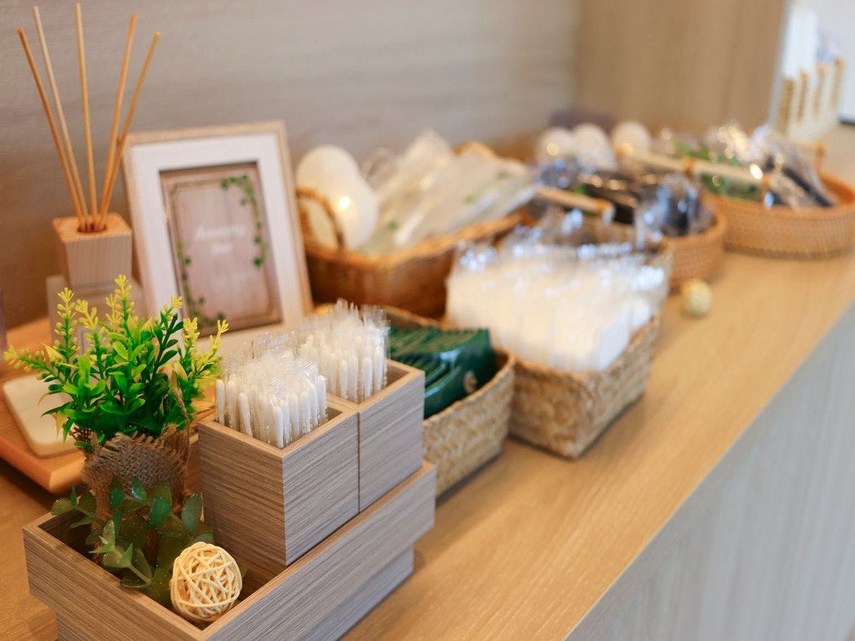 Kami menyediakan bar kemudahan di hadapan kaunter penerimaan tetamu.