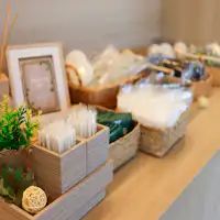 Kami menyediakan bar kemudahan di hadapan kaunter penerimaan tetamu.