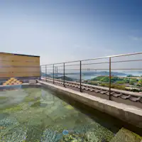 Kolam mandi terbuka di udara