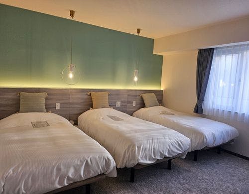 １室にベッドが３台。大人３名様まで。