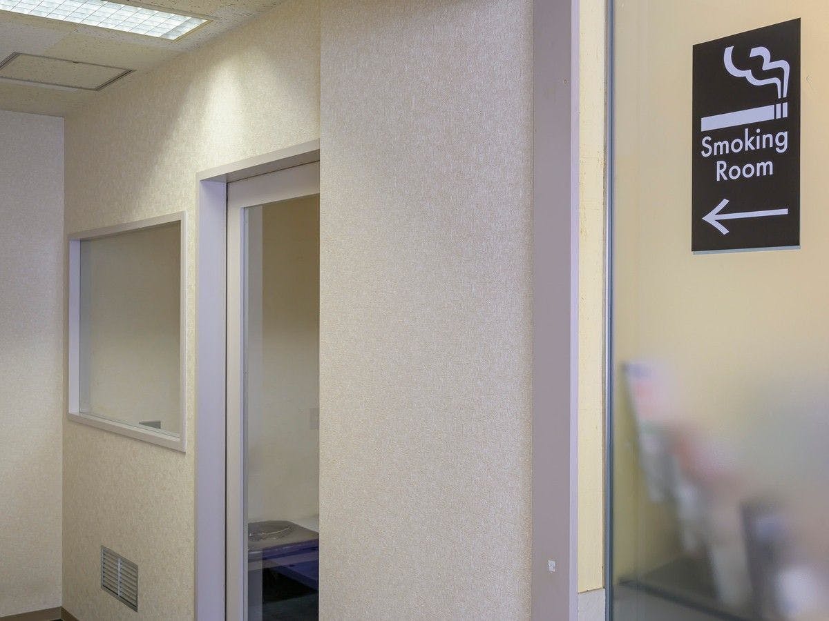 มีมุมสูบบุหรี่ที่ล็อบบี้ชั้น 1