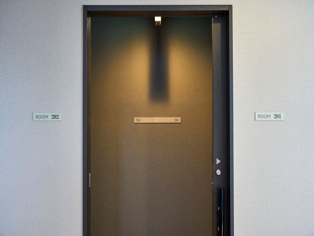 สามารถใช้ห้องพักที่อยู่ติดกัน 2 ห้องพร้อมกันได้