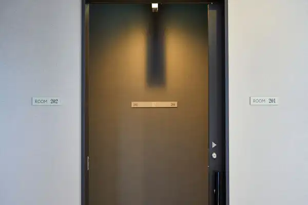 สามารถใช้ห้องพักที่อยู่ติดกัน 2 ห้องพร้อมกันได้