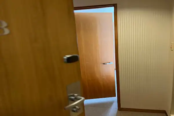 ประตูภายในช่วยเพิ่มความเงียบสงบของห้องพัก