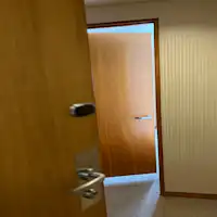 ประตูภายในช่วยเพิ่มความเงียบสงบของห้องพัก