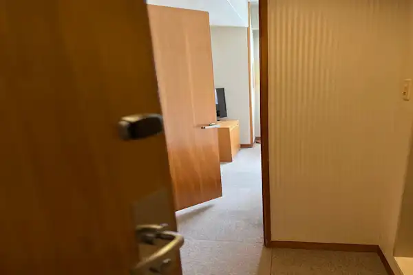 ประตูภายในช่วยเพิ่มความเงียบสงบของห้องพัก