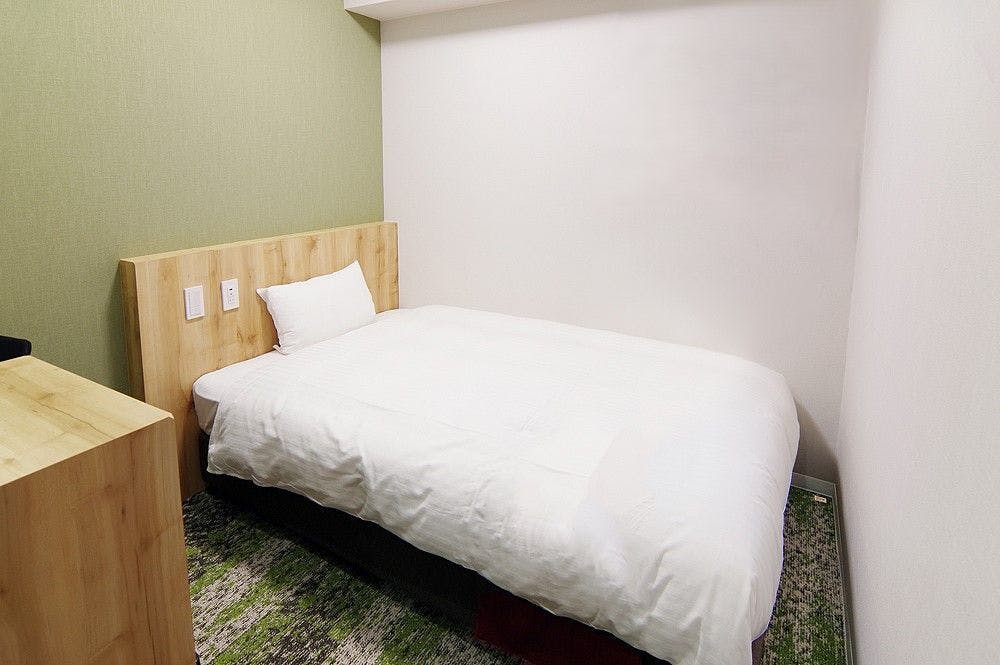 เนื่องจากโครงสร้างของอาคาร ห้องพักไม่มีหน้าต่าง