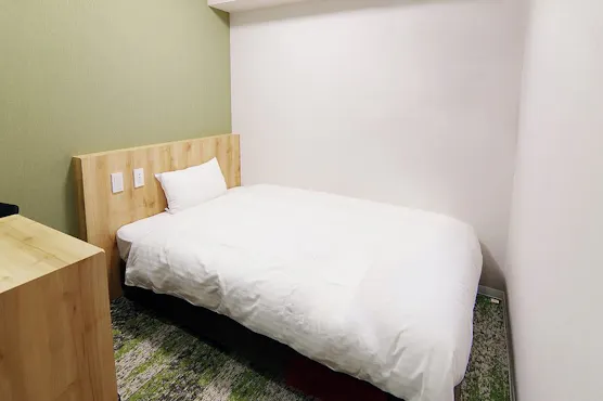 เนื่องจากโครงสร้างของอาคาร ห้องพักไม่มีหน้าต่าง