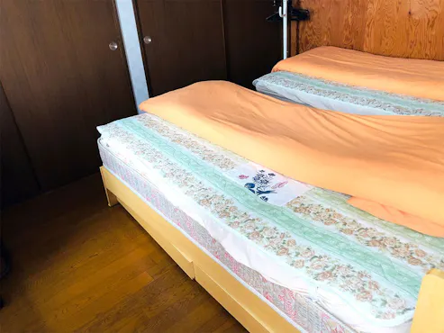 Dari jendela kamar nomor 1, Anda dapat melihat laut.