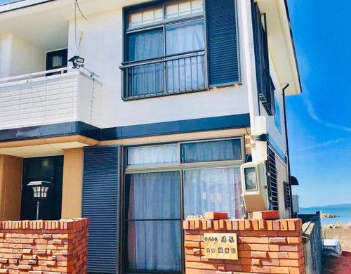 ・1号室の窓からは海が見えます