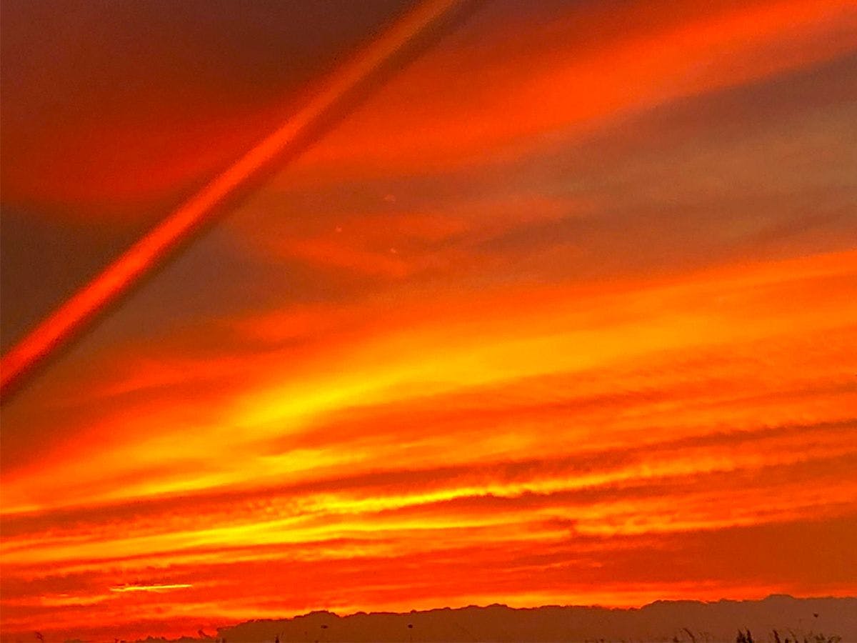 Anda dapat melihat matahari terbenam yang indah dari laut di depan.