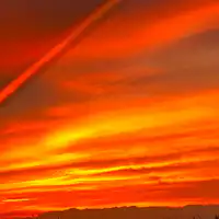 Anda dapat melihat matahari terbenam yang indah dari laut di depan.