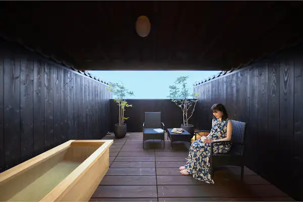 Kamar dengan pemandian terbuka Hinoki