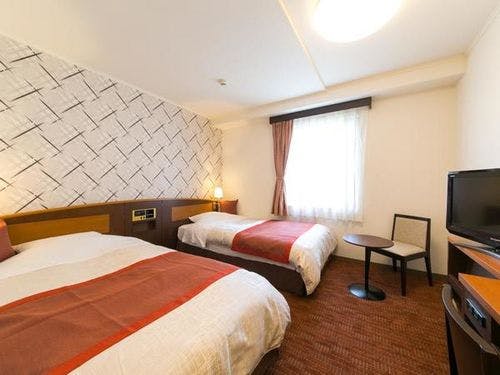 ツインルーム。客室には浴衣をご用意。