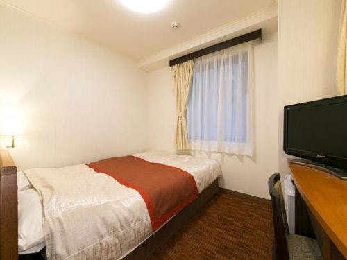 ダブルルーム。客室には浴衣をご用意