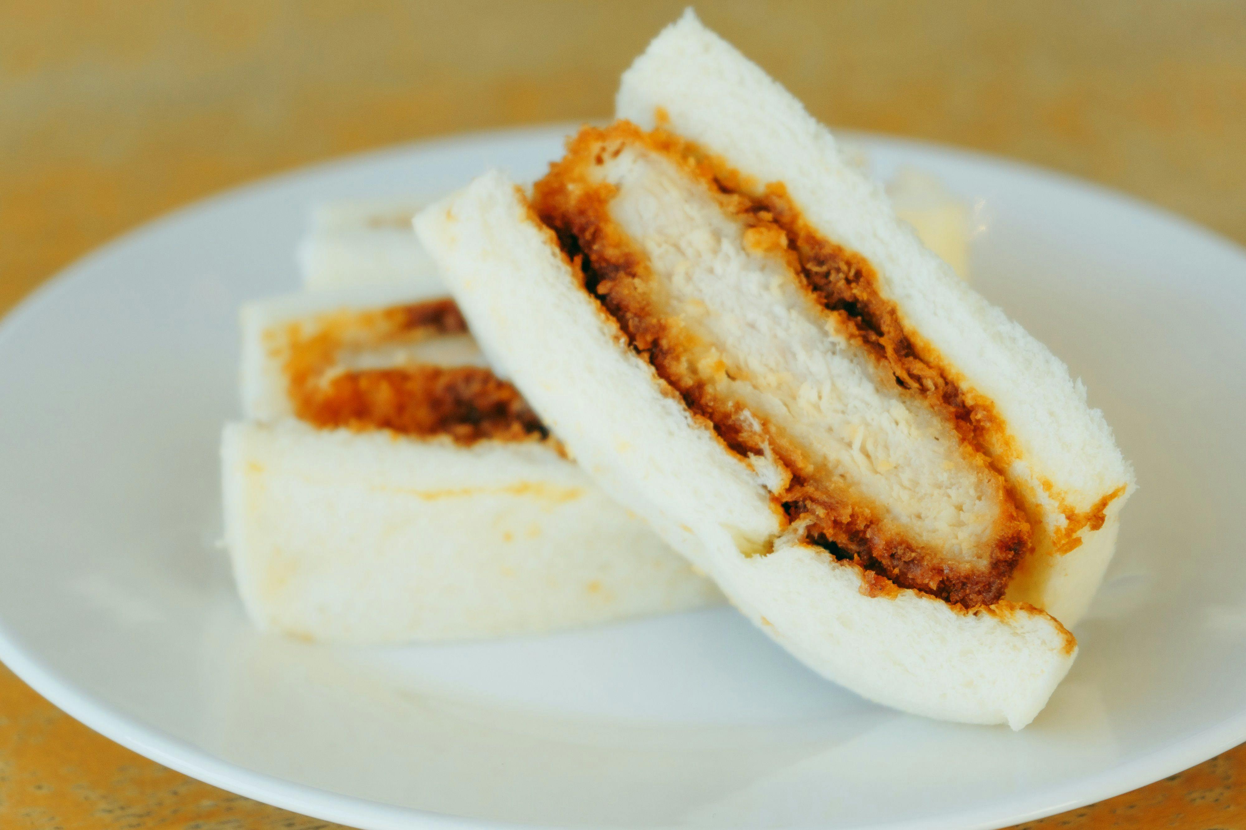 แซนด์วิชหมูทอดสำหรับมื้อเช้า