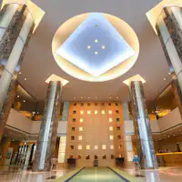 เรายินดีต้อนรับคุณด้วยล็อบบี้ที่เต็มไปด้วยความโปร่งโล่งสบาย