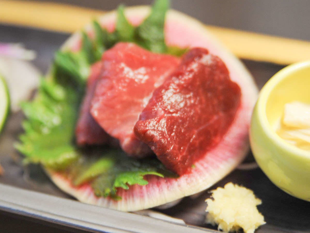 【อาหารเย็น】ซาชิมิเนื้อม้าพิเศษของคุมาโมโตะ