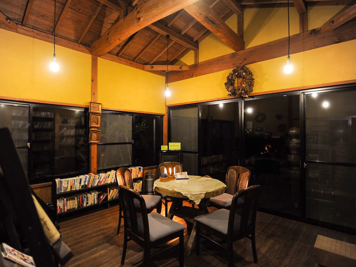 【夢想館】มีหนังสือและเปียโน