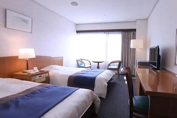 ห้องพักเตียงคู่พร้อมห้องน้ำและห้องสุขา