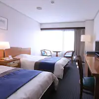 ห้องพักเตียงคู่พร้อมห้องน้ำและห้องสุขา