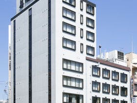 大阪道頓堀川畔　大和屋本店