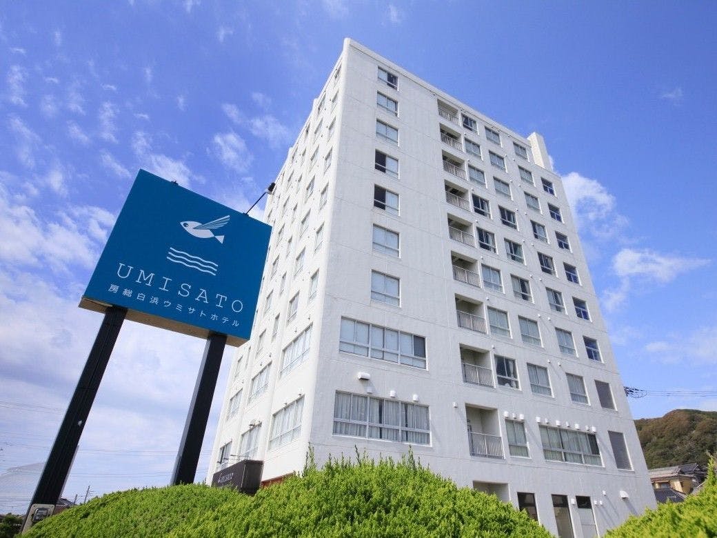 Ini adalah bangunan tinggi berwarna putih.