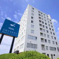 Ini adalah bangunan tinggi berwarna putih.