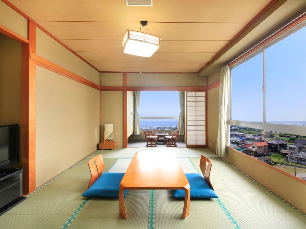 Kamar gaya Jepang 10 tatami sudut menghadap laut / Contoh