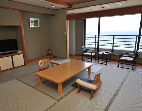 穏やかな波が打ち寄せる海岸線が見られます