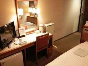 ห้องพัก: โต๊ะในห้องเดี่ยวกว้างขวาง