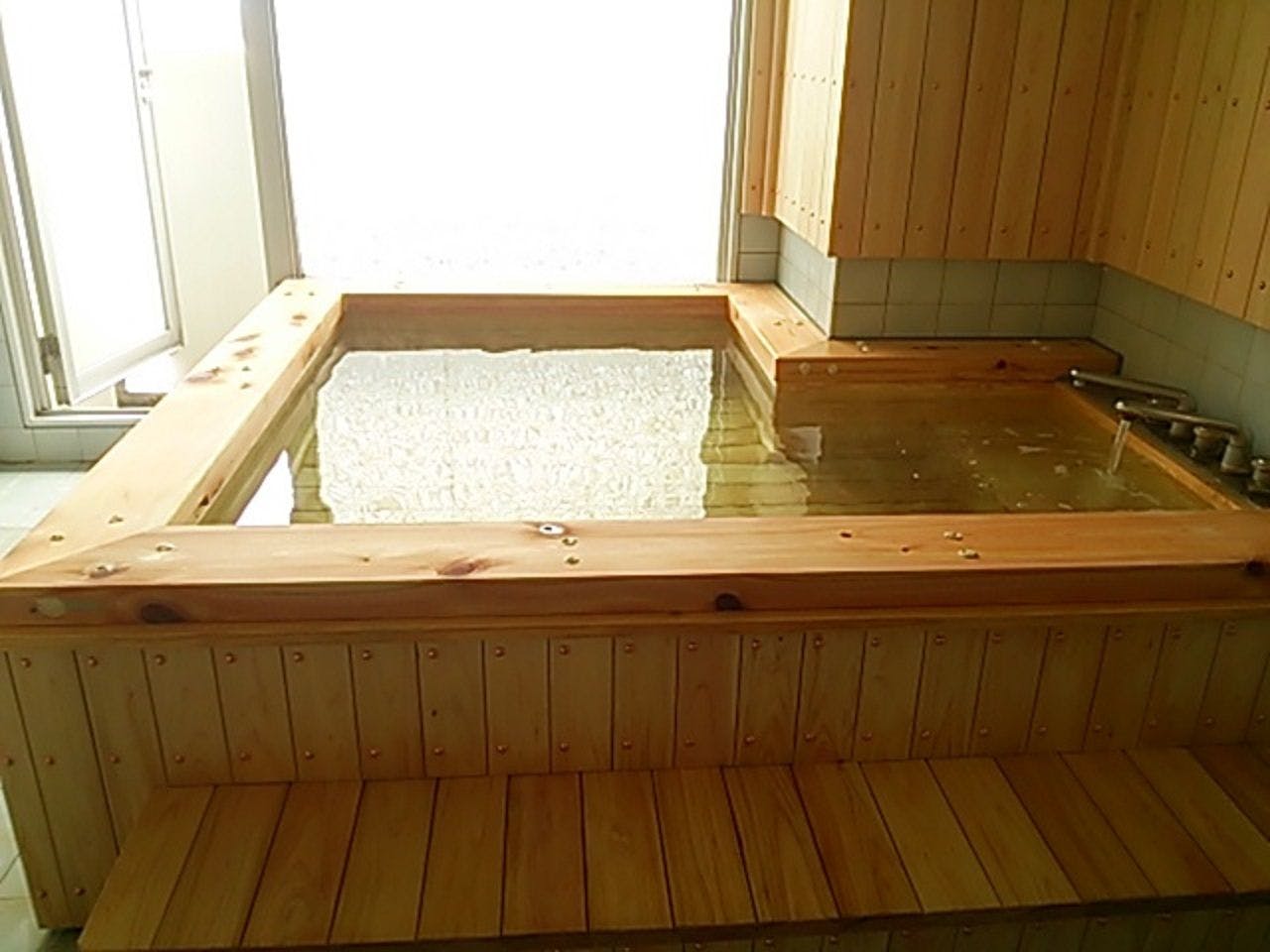 Pemandian air panas pribadi dengan aliran langsung