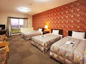 Terdapat tiga tempat tidur yang tersedia.