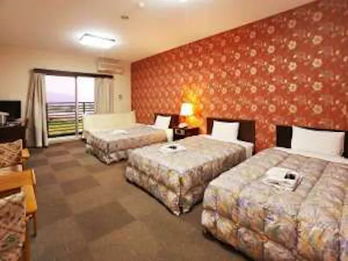 Terdapat tiga tempat tidur yang tersedia.