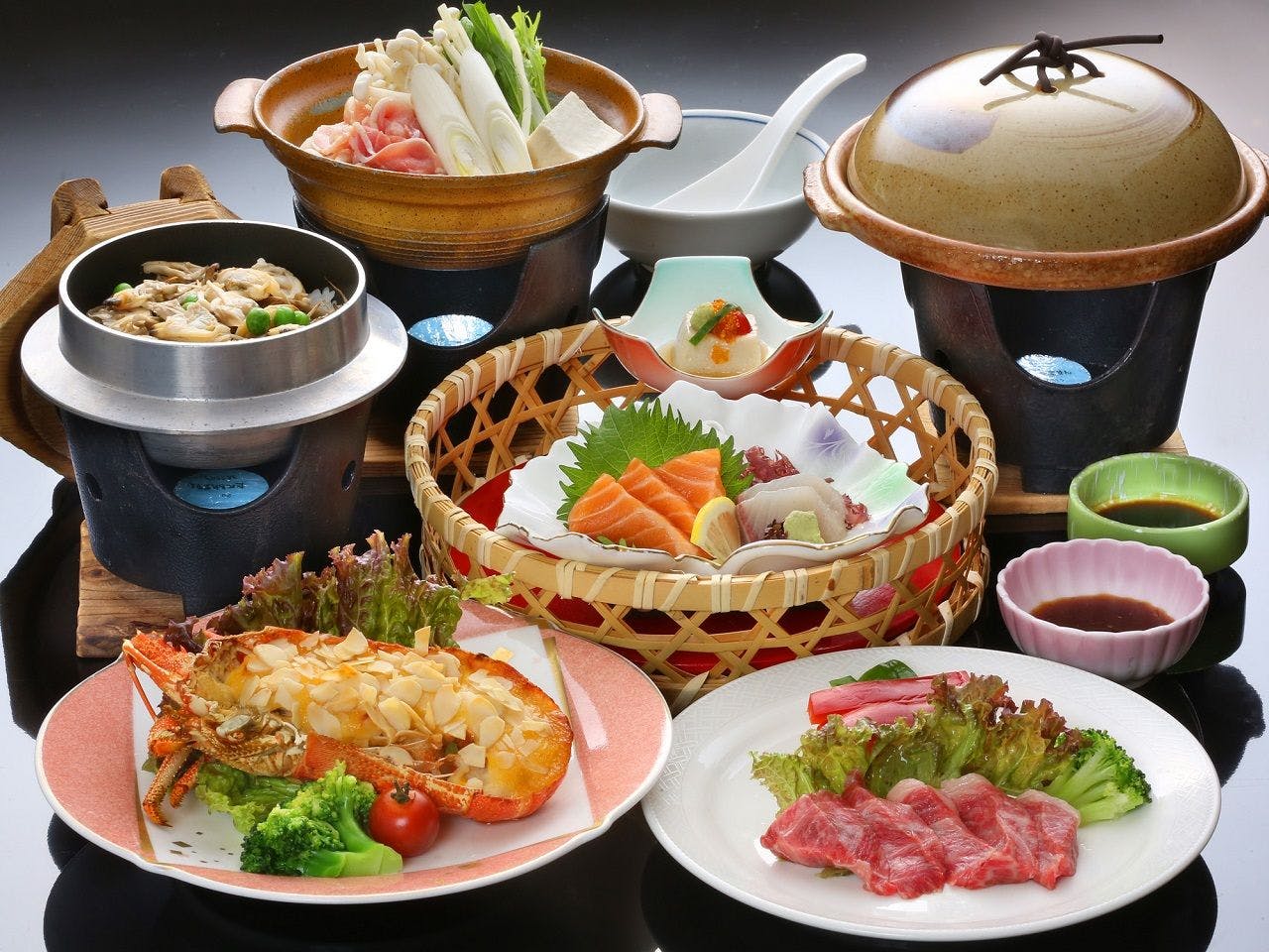 Setengah hidangan dengan Wagyu panggang di atas piring keramik dan lobster Ise panggang miso.