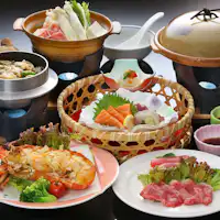 Setengah hidangan dengan Wagyu panggang di atas piring keramik dan lobster Ise panggang miso.