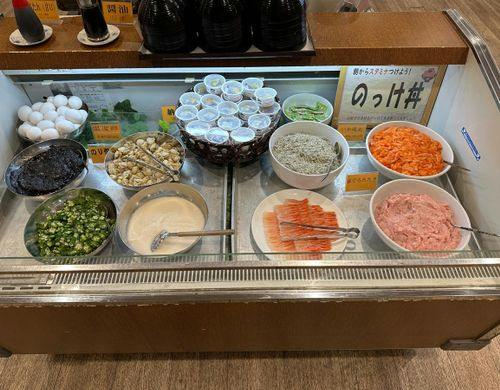 朝食バイキングの海鮮のっけ丼