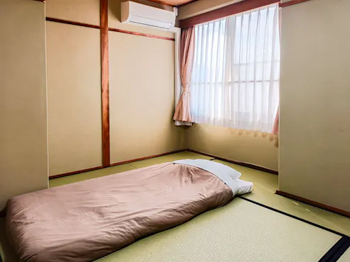 ห้องพักไม่มีห้องน้ำและห้องอาบน้ำในตัว