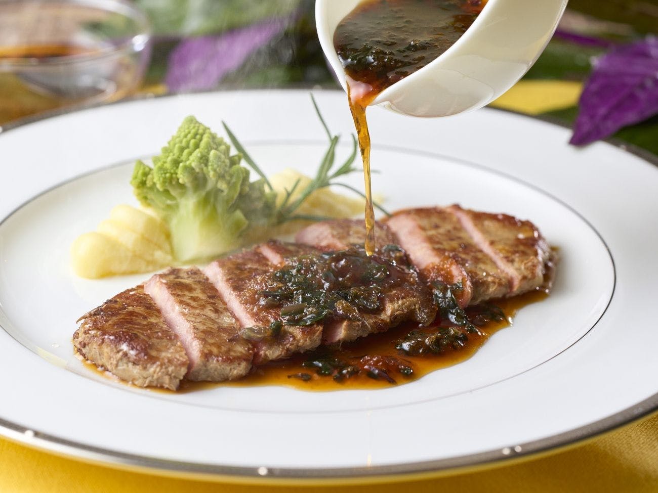 Steak sirloin dengan saus daun ginseng merah