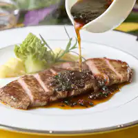 Steak sirloin dengan saus daun ginseng merah