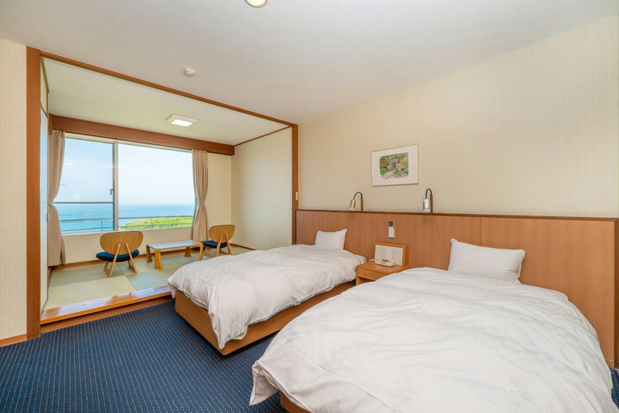 ห้องพักสไตล์ญี่ปุ่นและตะวันตกพร้อมพื้นที่ยกระดับที่ได้รับความนิยมสำหรับครอบครัว