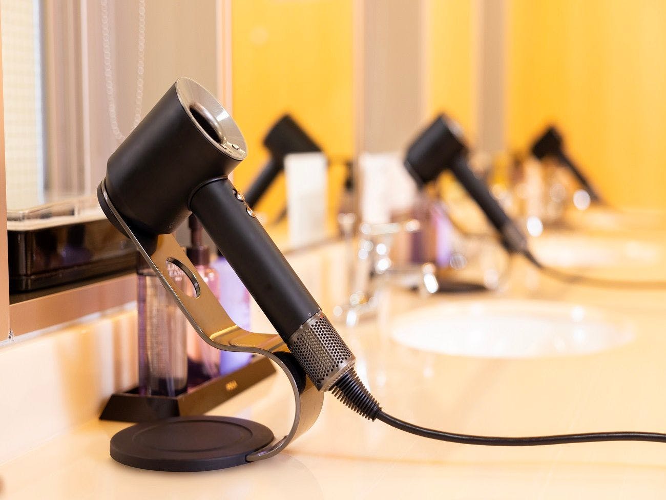 ห้องเปลี่ยนเสื้อผ้าติดตั้งไดร์เป่าผม Dyson