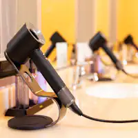 ห้องเปลี่ยนเสื้อผ้าติดตั้งไดร์เป่าผม Dyson
